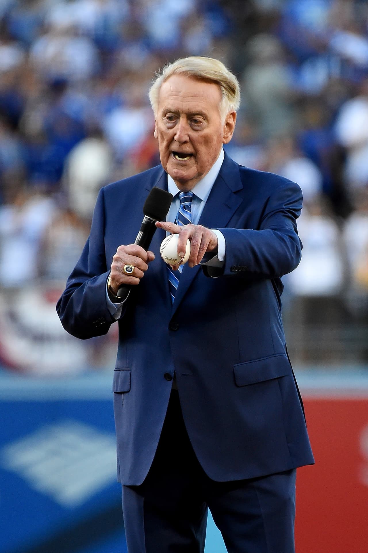 Vin Scully fue anunciado para el lanzamiento ceremonia. El icónico comunicador fue el encargado de narrar los juegos de los Dodgers entre 1950 y 2016.