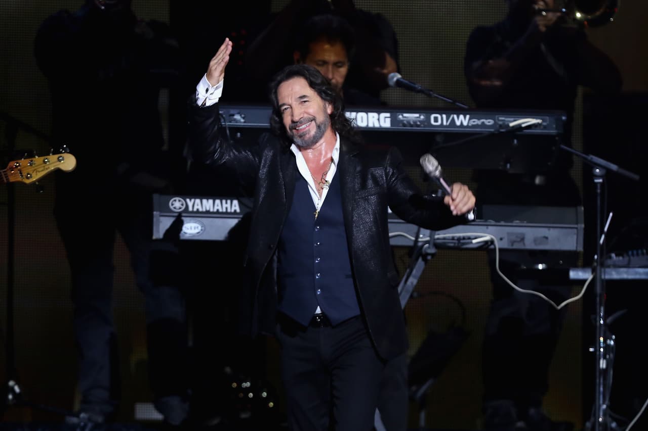 Otro de los sueños del cantante originario del estado de Sonora (al norte de la República Mexicana), es grabar algún día un dueto con su ídolo el cantante Marco Antonio Solís.