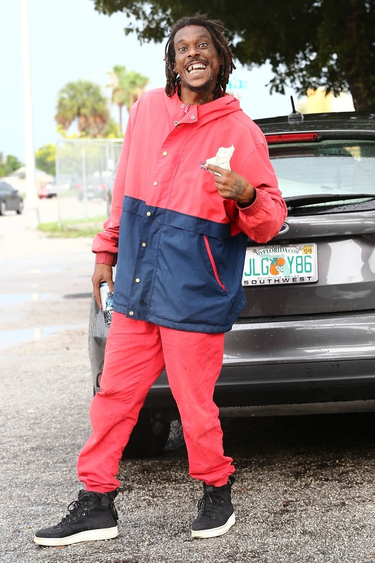 Y se dio tiempo de posar para los paparazzi tras la obra de caridad que recibió de una de las celebridades más cotizadas del momento.