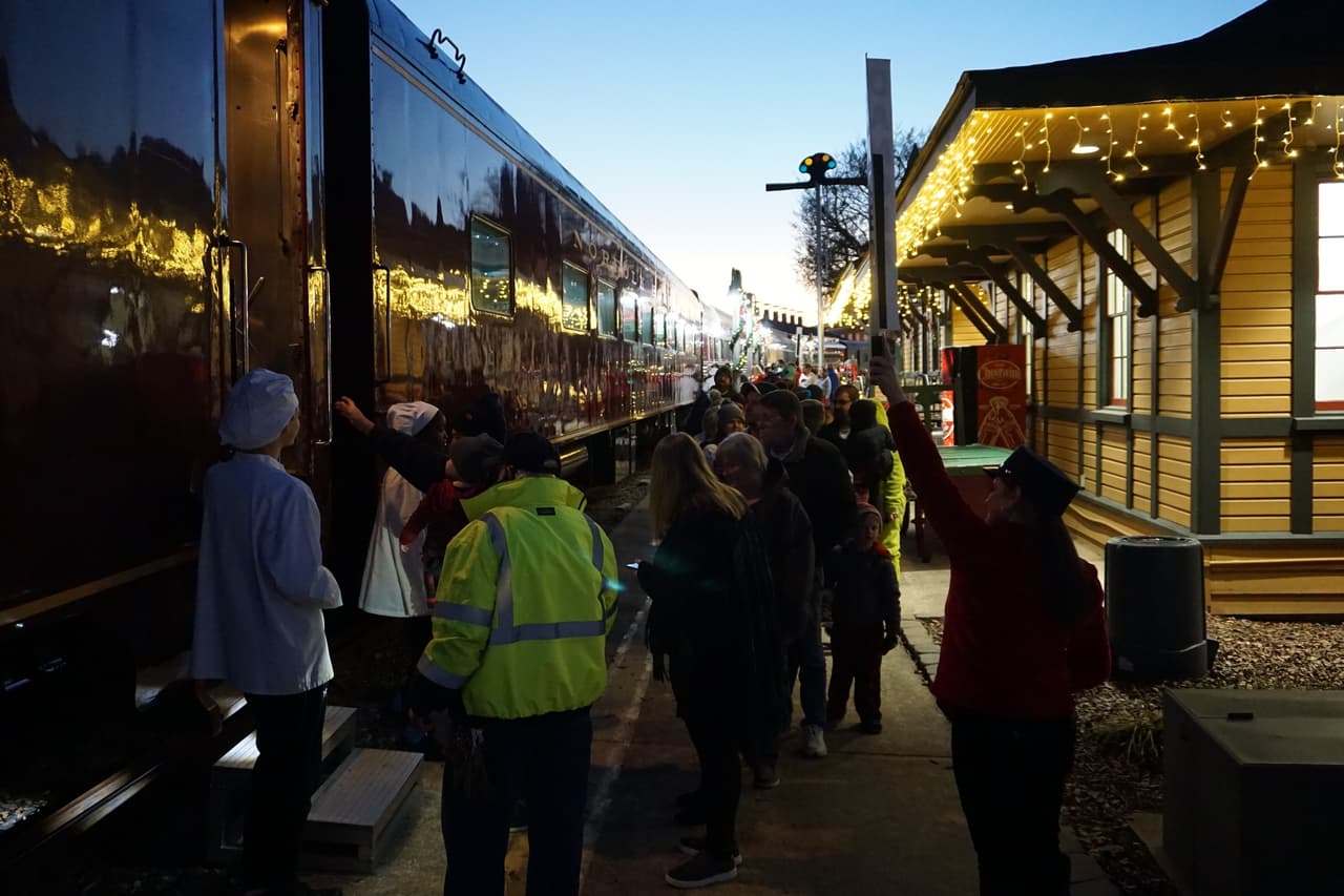 Las actuaciones comienzan con la llegada del tren a la estación del Centro de visitantes de Barber Junction.