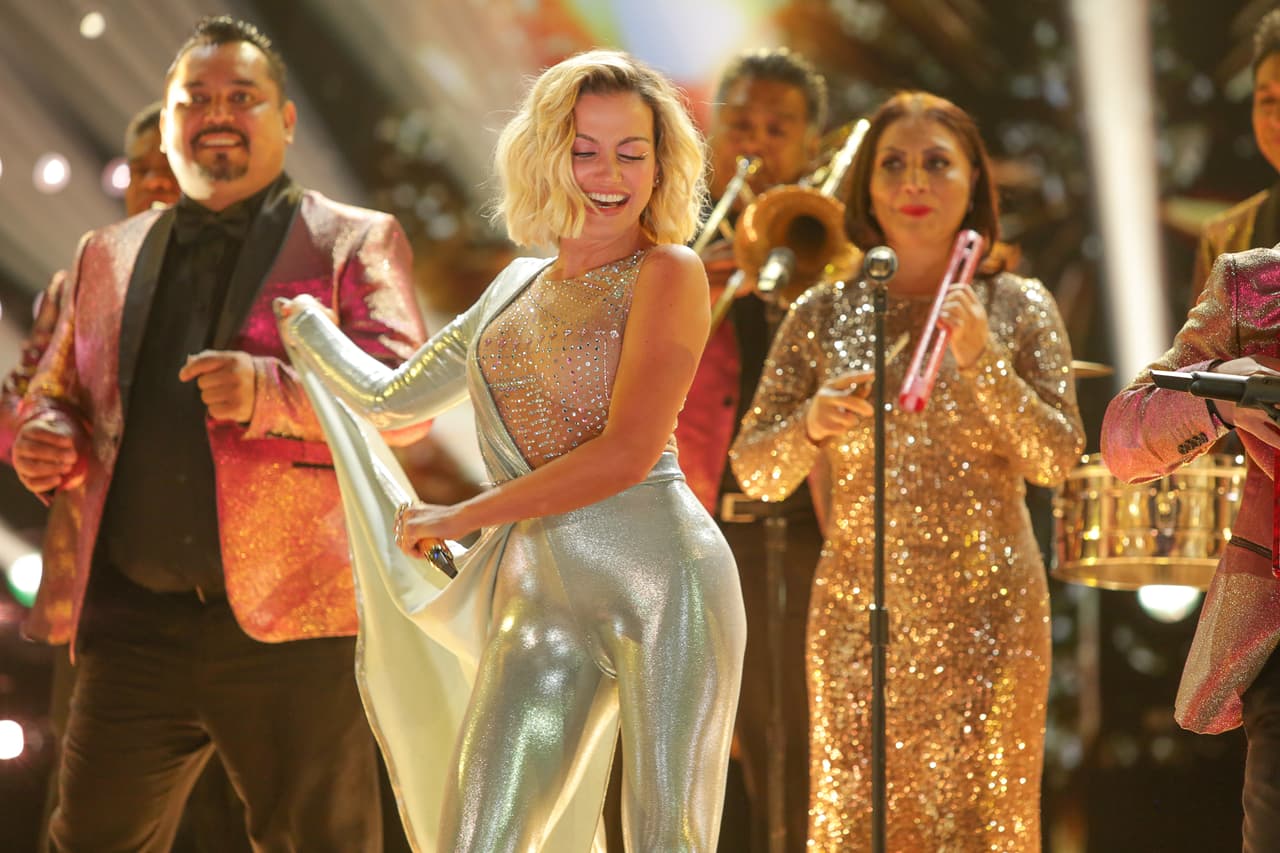 Para ello se prepararon dos temas: 'El listón de tu pelo' y 'Nunca es suficiente'.