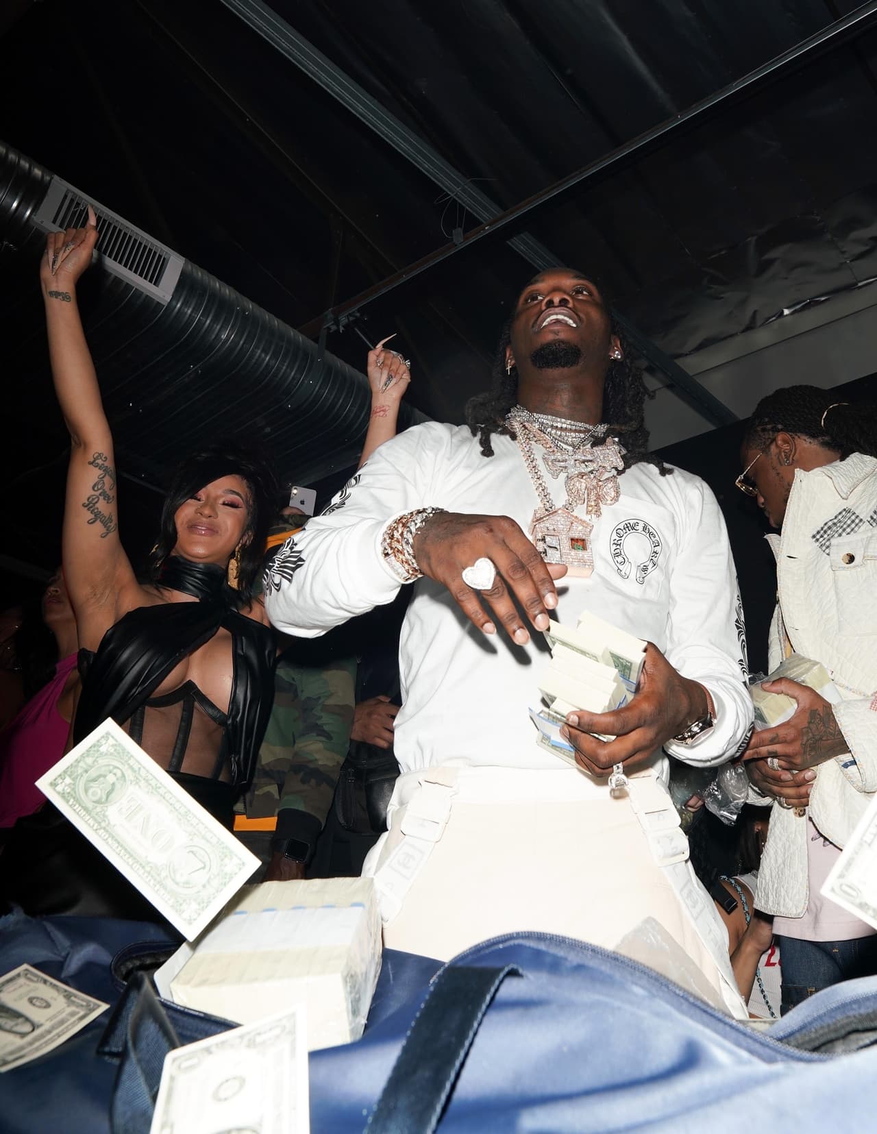 El matrimonio causó sensación en el club, donde las bailarinas dieron el máximo por complacerlos.