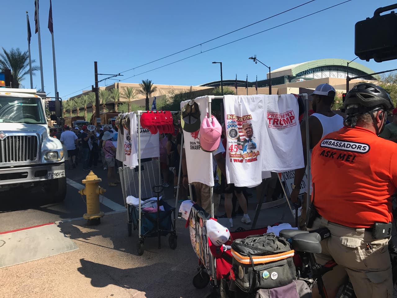 Buenas ventas hizo este puesto de venta de artículos de campaña del presidente Trump.