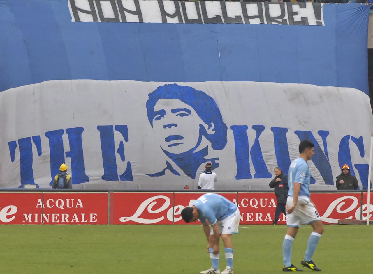 Diego Maradona fue, es y será por siempre el rey de Nápoles, en una historia de amor mutua que cumple 30 años con el título en Italia en 1987.