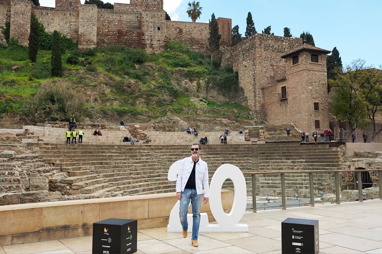 Antonio Banderas posa para la prensa antes de recibir el premio Biznaga de Oro Honorífica en el último día del Festival de Cine de Málaga, el sábado 25 de marzo.