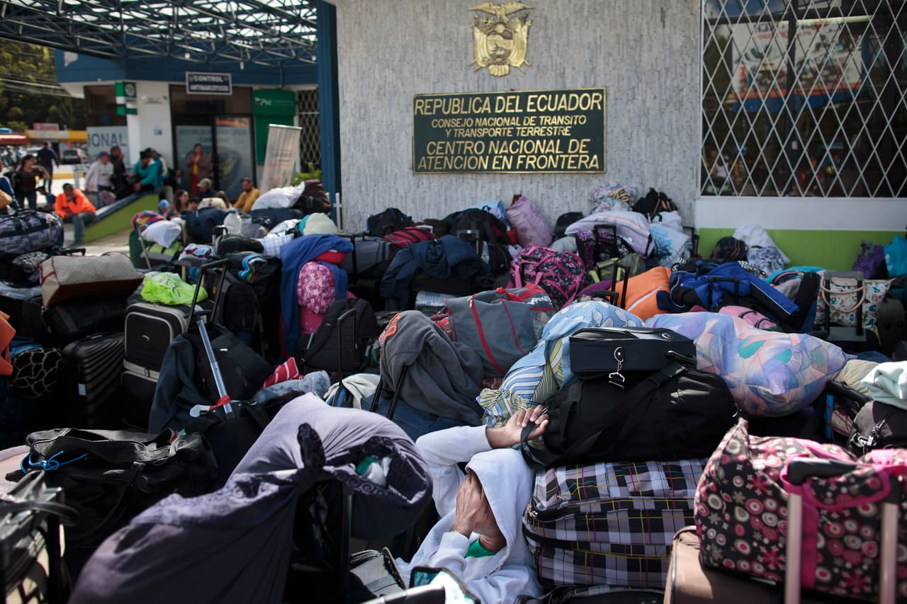 Esta imagen de personas esperando a sellar su pasaporte en medio de maletas y bultos con sus pertenencias más preciadas en el puesto fronterizo de Rumichaca ha sido habitual durante meses. Ahora, la decisión de Ecuador de exigir el pasaporte a los venezolanos supone, en la práctica, el cierre de esa frontera para muchos.