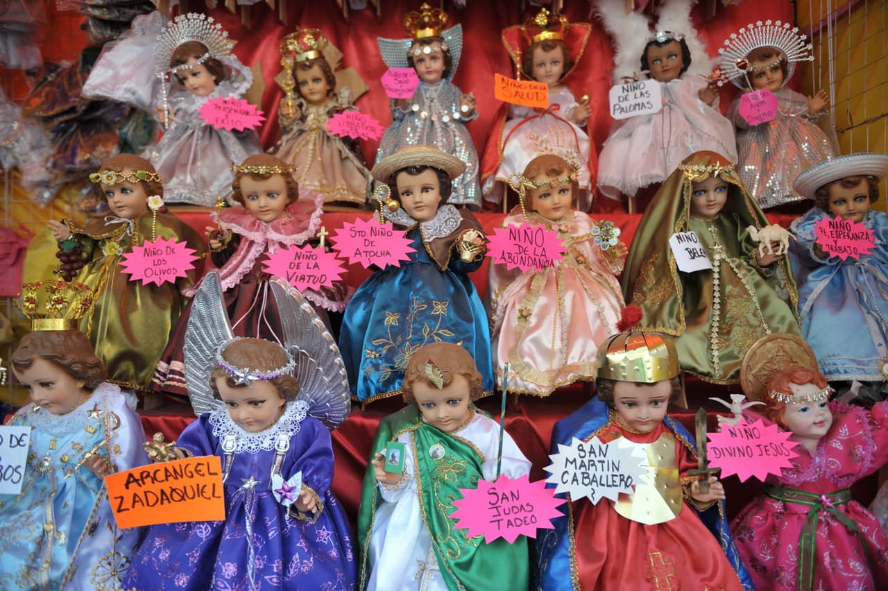 Si no es como monarca, también se le viste como hemos mencionado de algún tipo de santo o ángel reconocido. Por eso, cerca de estas fechas abundan en mercados latinos tiendas o puestos donde puedes encontrar diversos disfraces y trajecitos para "vestir al niño".