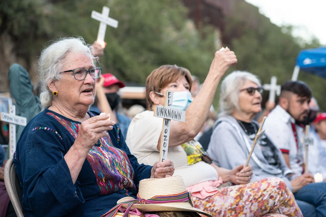 Un grupo de personas sostiene cruces y velas en memoria de las víctimas de los tiroteos de agentes entrenados por la Patrulla Fronteriza, durante una vigilia por José Antonio Elena Rodríguez en Nogales, Sonora.