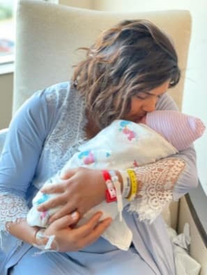 Nuestra querida presentadora no paraba de consentir, cargar y besar a su bebé, pues la espera fue larga y luego de nueve meses pudo tenerlo en sus brazos.