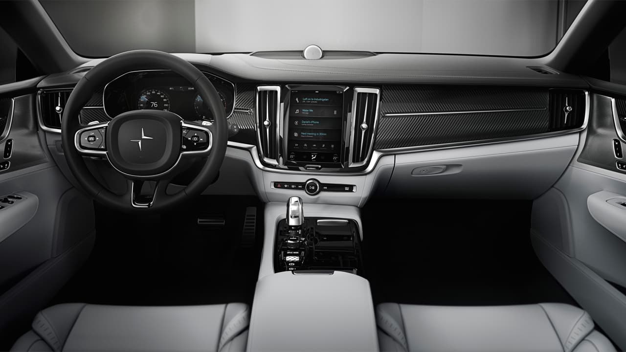 El tablero de controles e instrumentos del Polestar 1 luce familiar ya que está basado en el del Volvo S90.