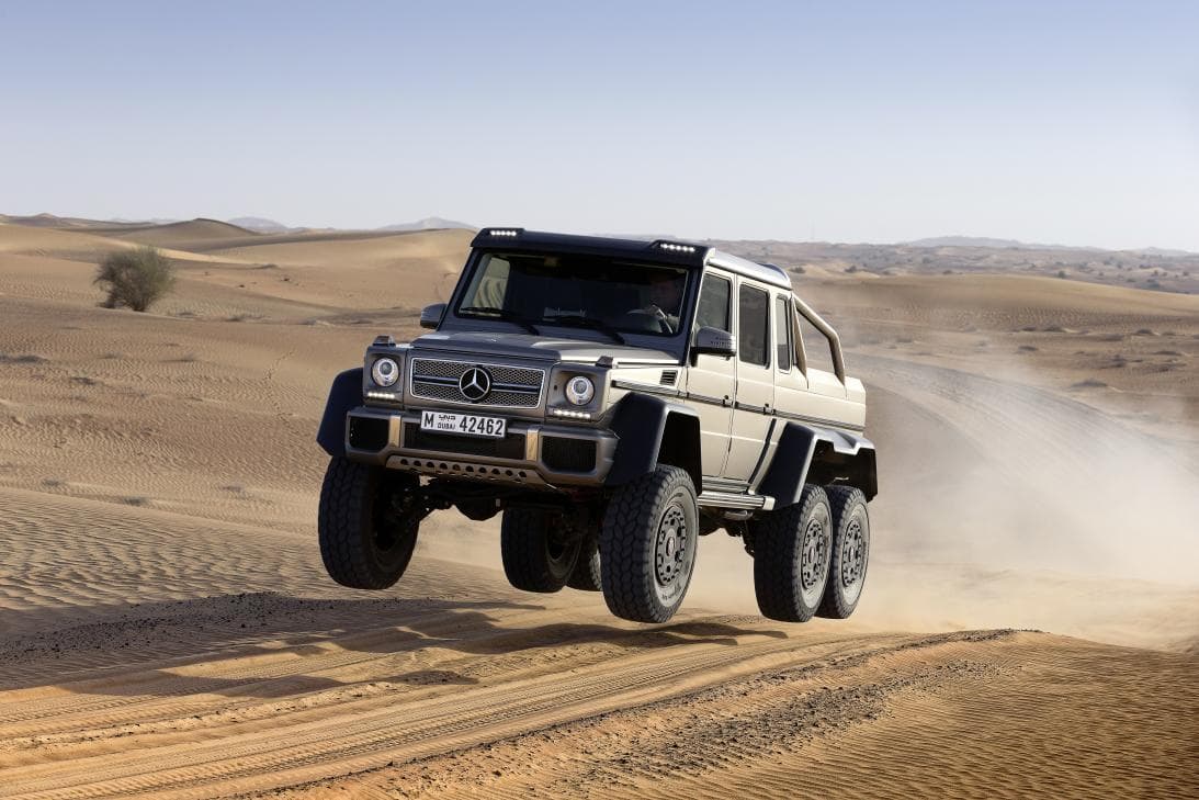 El Mercedes-Benz G 63 AMG 6x6 cuenta con un motor V8 bi-turbo de 5.5 litros capaz de producir hasta 544 caballos de potencia. Acoplado a su transmisión automática de 7 velocidades, es capaz de acelerar a esta mole de 8,323 libras hasta las 62 mph (100 km/h) en menos de 6 segundos.