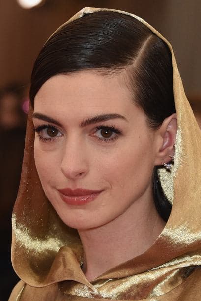 Recientemente la vimos en la Gala MET y pudimos ver algunas marquitas que comienzan a aparecer, pero Anne no deja de lucir espectacular.