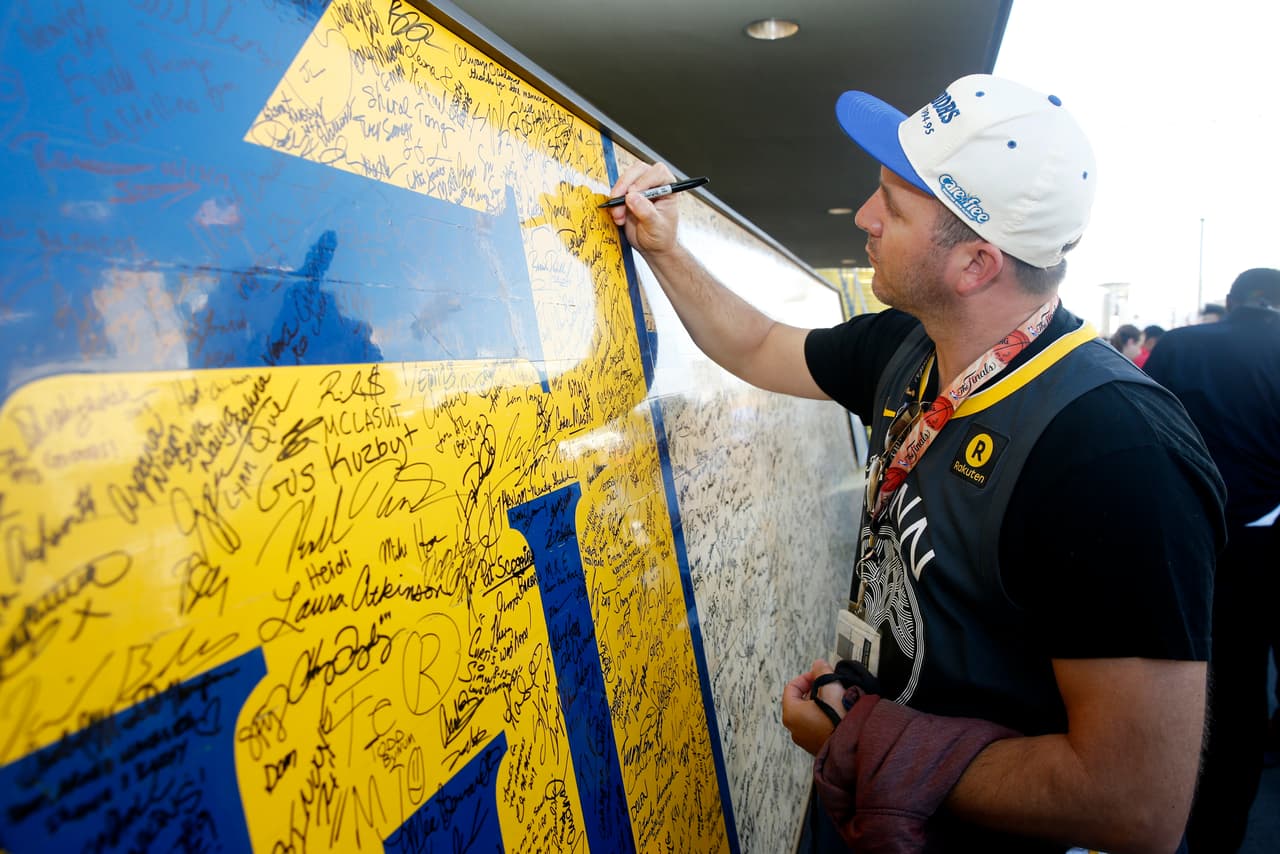 El pedazo de duela firmado por cientos de aficionados acompañará el próximo año a los Warriors en su nueva casa, el Chase Center en la ciudad de San Francisco.