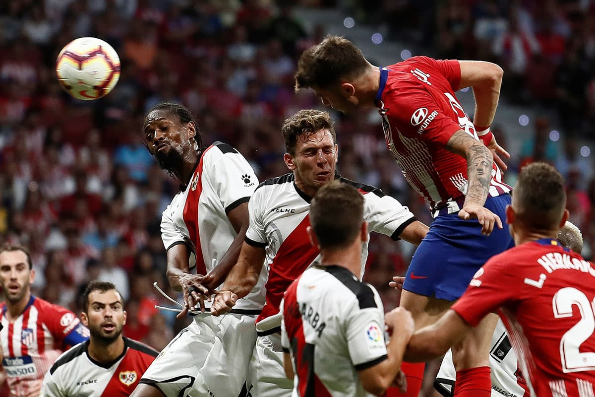 El mediocampista Saúl Ñíguez (derecha) ganando un cabezazo durante el juego contra el Rayo.