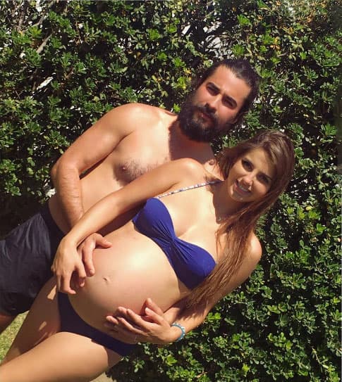 Con esta imagen celebraron hace algunos meses que tendrían a su pequeño entre sus brazos: "Familia Alvarado Renaud ❤#LoMejorDeMiVida", escribió la actriz en las redes sociales.