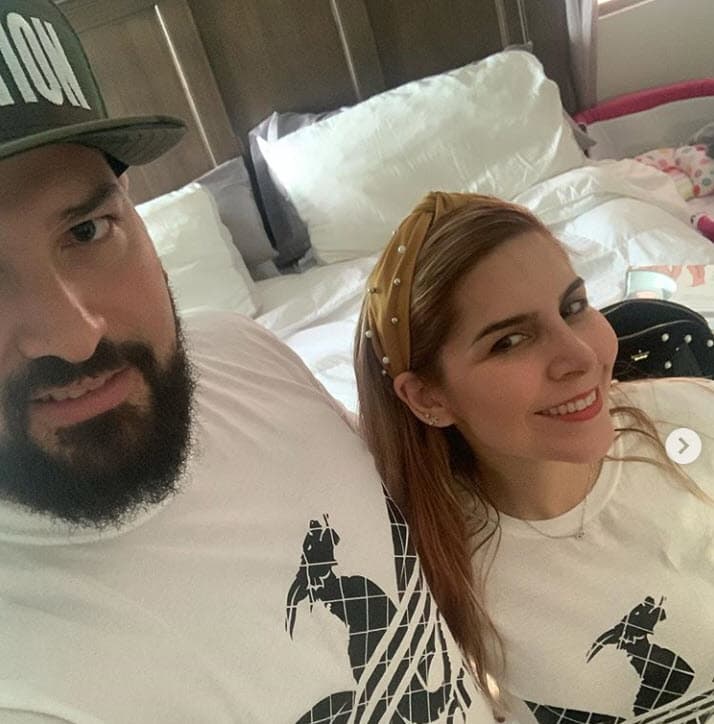 "Una vez 
<b><a href="https://www.univision.com/entretenimiento/la-ley-frente-a-la-ultima-voluntad-de-karla-luna-por-que-la-justicia-fallo-a-favor-de-americo-garza" target="_blank">dije 'bruja maldita'</a>: </b>ella sospechó que Américo y yo andábamos... y en una red social de Monterrey se publicó que 'la curvilínea Fabiola Martínez le está robando a Panini a Américo' y ella me habló", relató. 
<br>