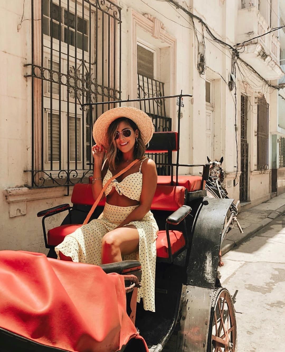 La conductora latina ha mencionado en sus redes sociales que la moda, la belleza y los viajes son sus grandes pasiones. Aquí la vemos paseando por Cuba con un increíble ‘outfit’ con el que obtuvo cientos de ‘me encanta’.