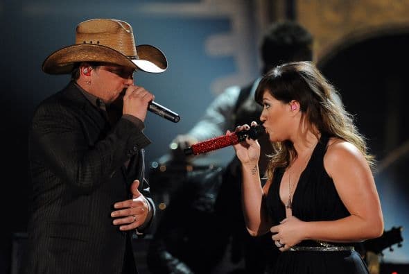 Homenaje a Whitney Houston en GRAMMY 2012                                        