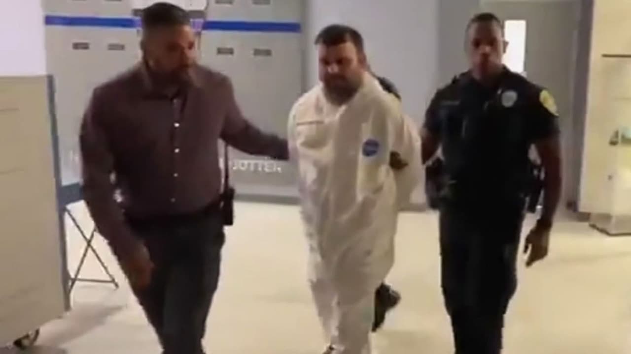 Detienen a un hombre acusado de matar a un niño y su hermano en la entrada de su hogar en Texas