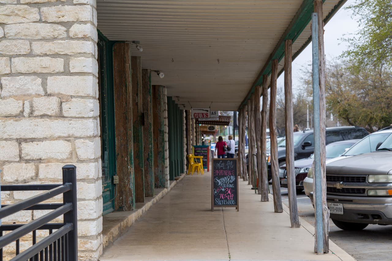 El turismo es uno de las principales actividades económicas de Hico, Texas. Sin embargo, en una tarde de sábado así luce una de las principales calles del poblado.