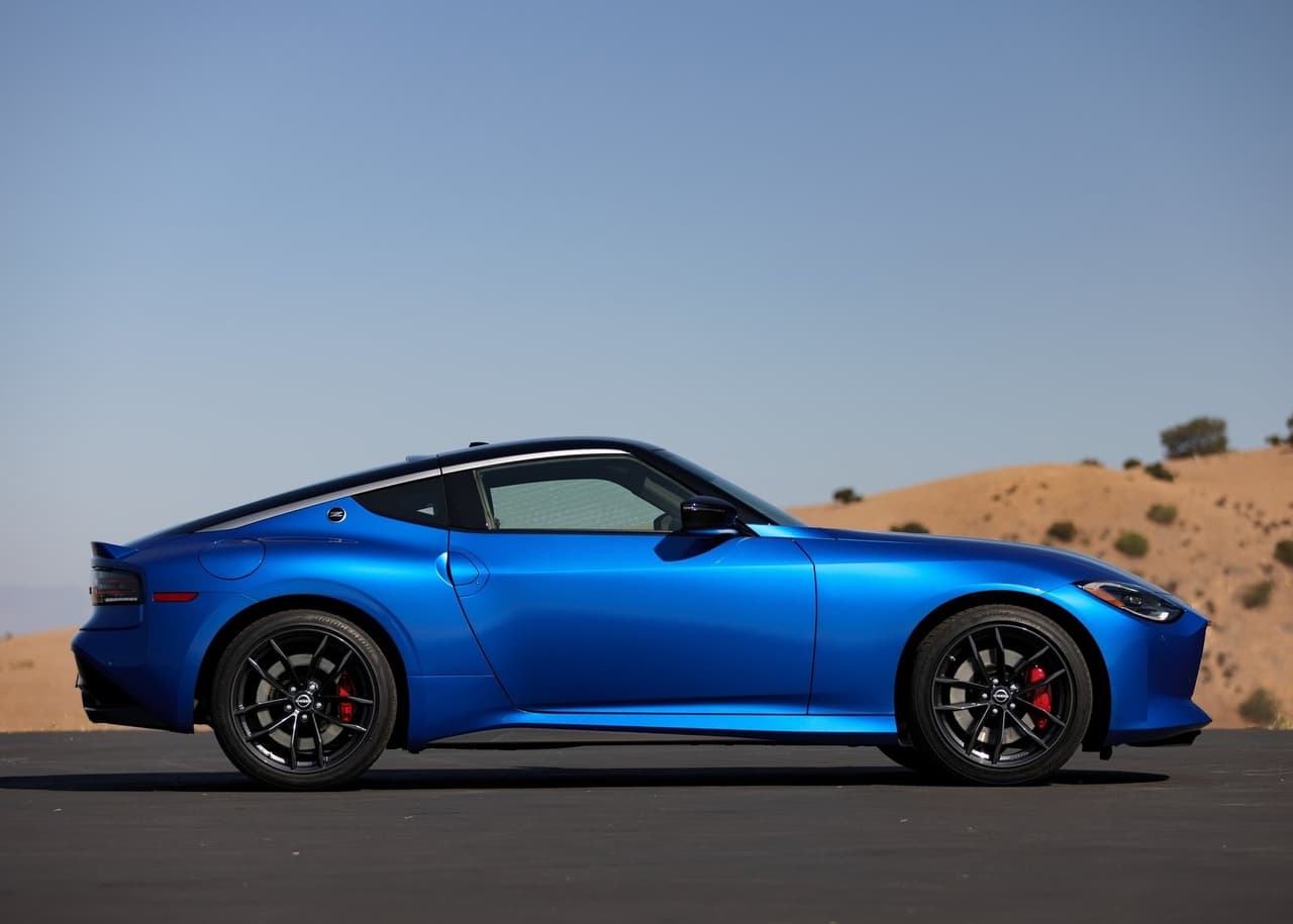 Su transmisión es una manual de 6 marchas con un nuevo embrague EXEDY de alto rendimiento o bien una automática de 9 velocidades con levas de cambio detrás del volante y los modos de manejo Normal y Sport.