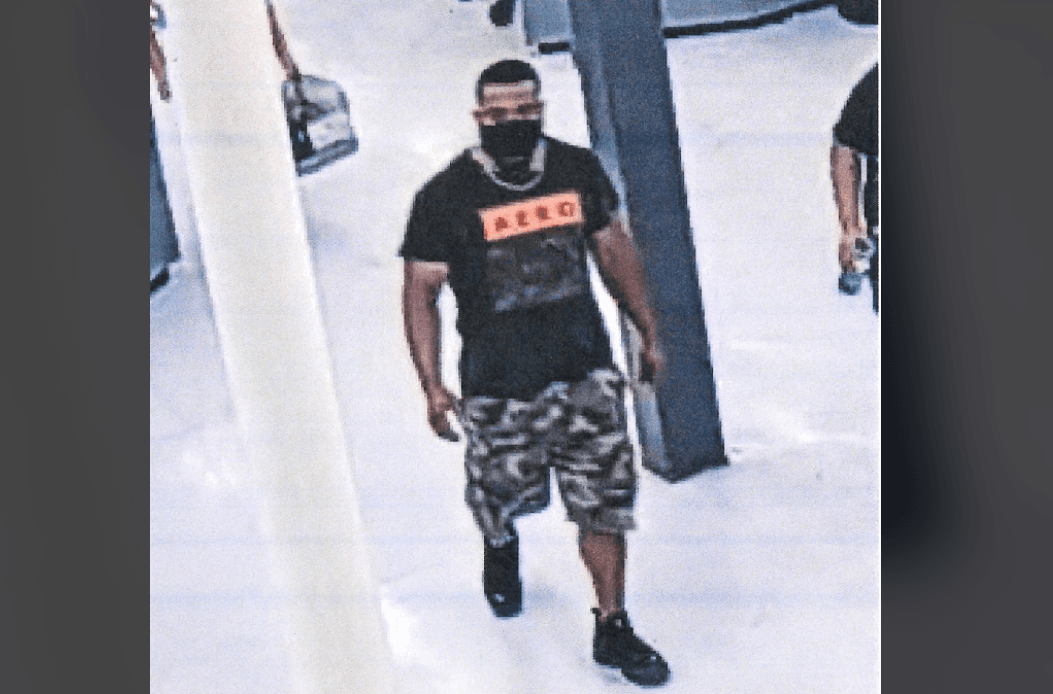 Abrazó a desconocidos diciéndole que tenía el covid-19 y ahora la policía lo busca por haberlos amenazado