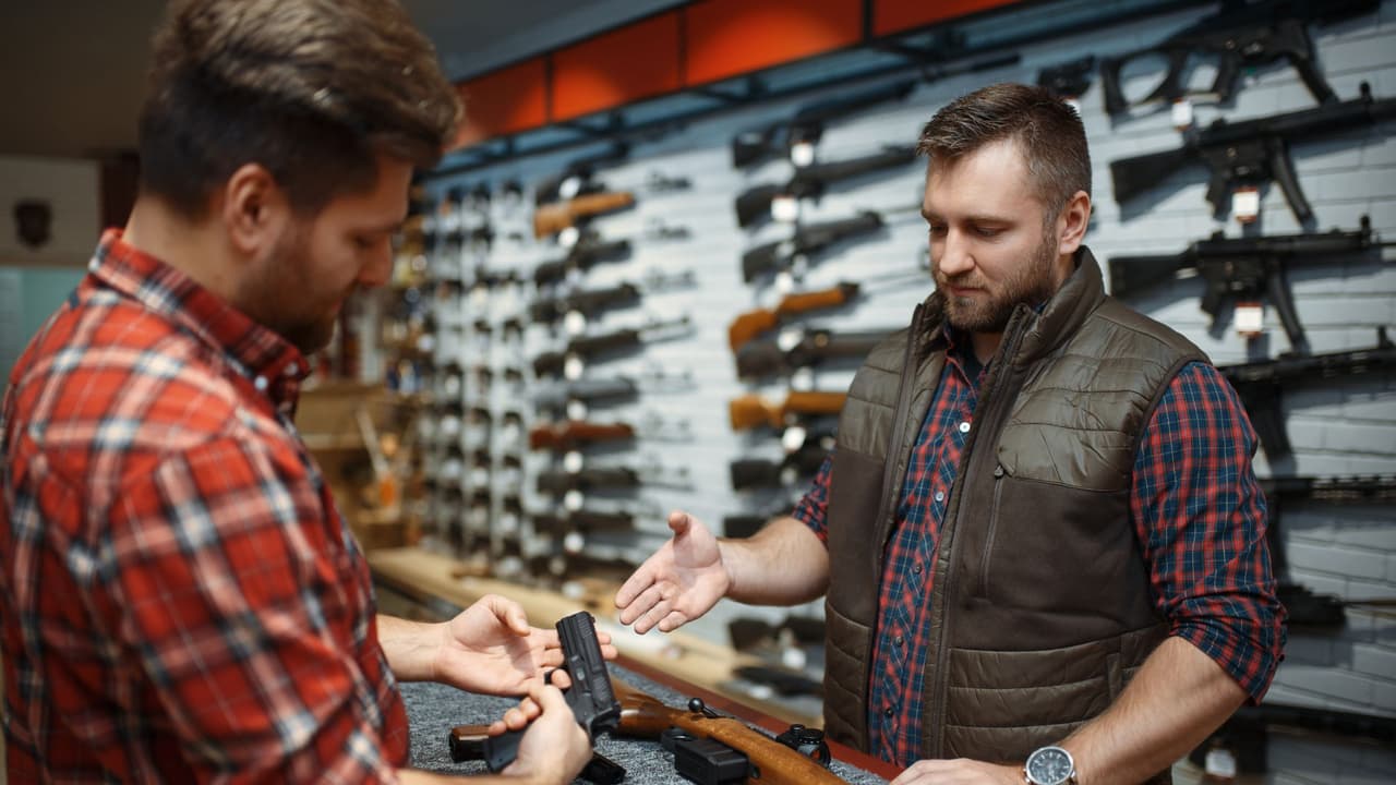 <h3 class="cms-H3-H3">Armas están al alcance de casi todos </h3>
<br>
<br>👉🏻 Desde septiembre de 2021, 
<b>cualquier adulto mayor de 21 años puede portar un arma en público</b>, salvo ciertas restricciones federales. Es legal portar armas abiertamente o de manera oculta. 
<br>
<br>
<b>🔍 Consejo práctico: </b>Conoce bien las leyes locales si tienes hijos o vives en comunidad. Algunos lugares (escuelas, hospitales, bares) tienen prohibiciones específicas. También hay programas gratuitos para aprender sobre seguridad con armas.