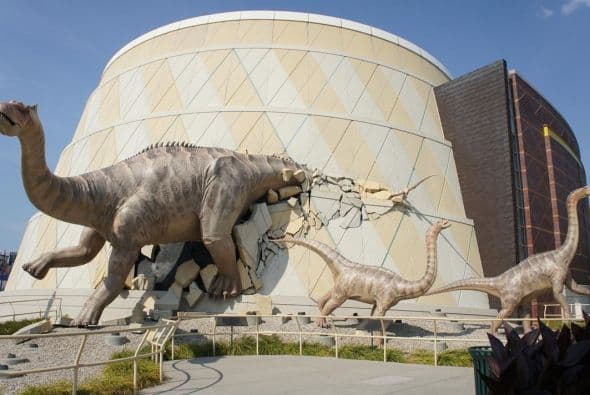 MUSEO DE LOS NI'OS DE INDIANÁPOLIS - Con 472.900 pies cuadrados y cinco pisos de exposiciones, este es el museo de los niños más grande en el país. Dinosphere contiene un laboratorio de paleontología, dinosaurios de tamaño natural, y una de las mayores colecciones de fósiles reales del país.