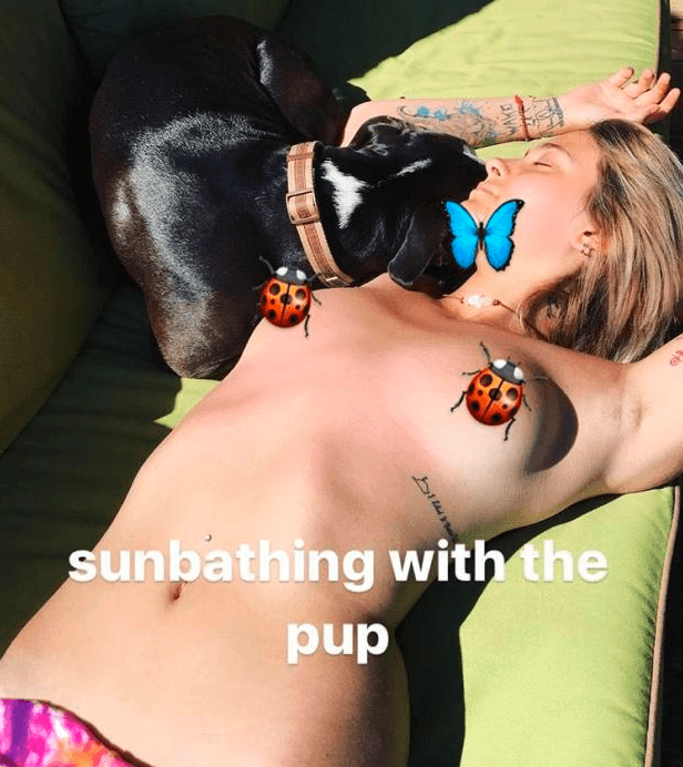 Junto a su mascota, Paris Jackson disfruta de tomar el sol con el pecho al desnudo. Al compartir esta foto, le llovieron críticas a la hija del medio del fenecido Michael Jackson.