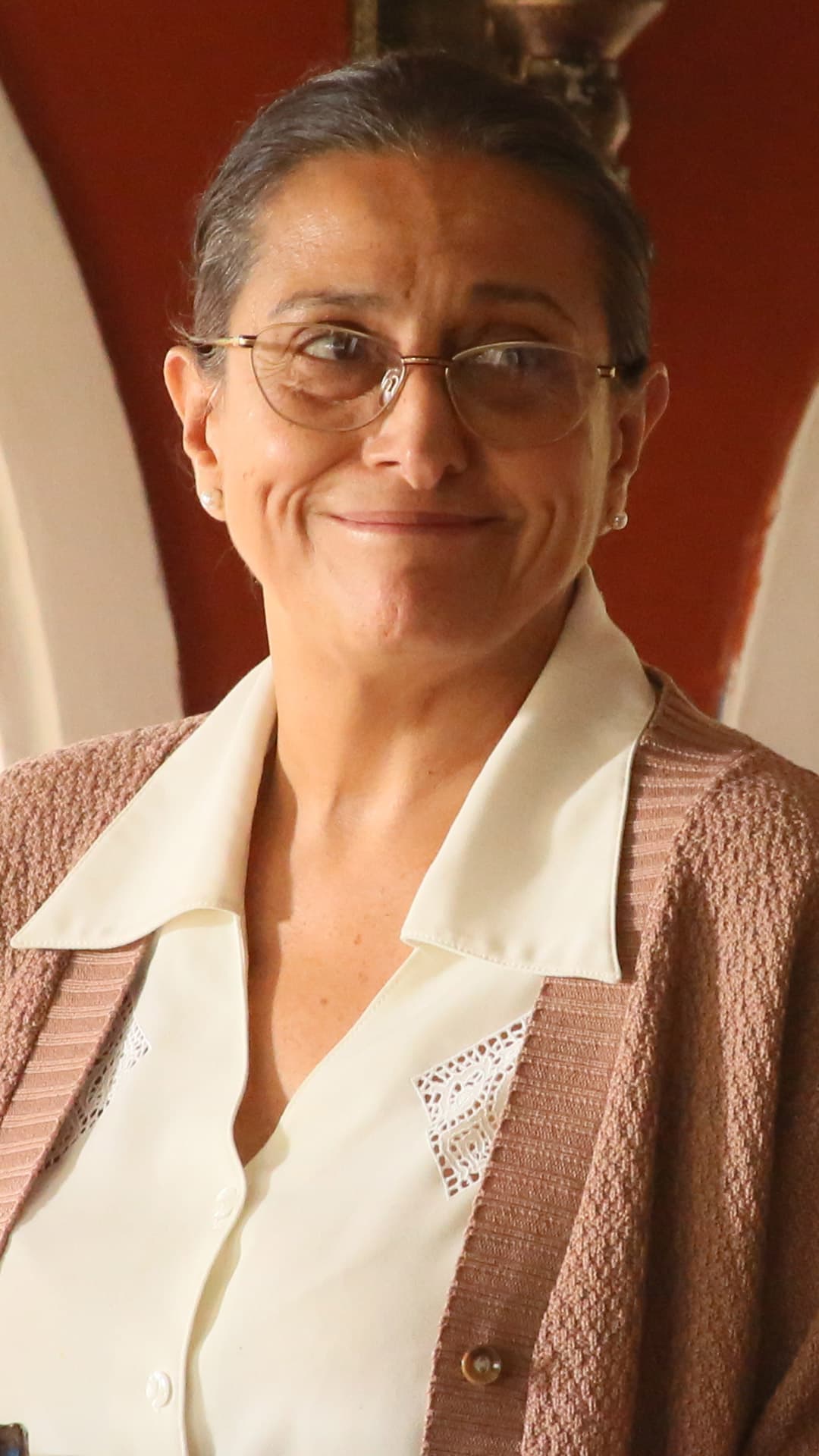 <b><a href="http://www.univision.com/series/el-chapo/cristina-michaus-es-dona-esperanza-en-el-chapo" target="_blank">Doña Esperanza</a></b> es la madre de '
<b><a href="http://www.univision.com/series/el-chapo" target="_blank">El Chapo</a></b>'. Una mujer sencilla, religiosa y dedicada a su familia.