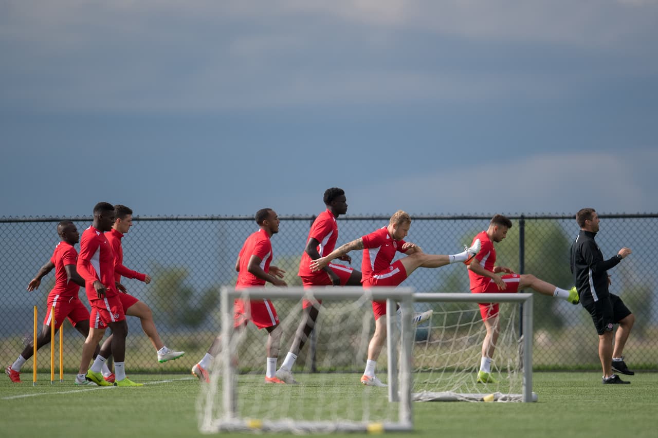 Bajo las órdenes de John Herdman, entrenador de la selección de Canadá, el equipo de la hoja de maple se entrenó para cerrar su preparación de cara a su importante partido ante México por la Copa Oro que se efectuará este miércoles en Denver. Jugadores jóvenes muy interesantes y con enorme potencial que militan en las mejores ligas europeas, son la parte medular de un equipo canadiense que, por lo visto, busca hacerle partido al Tri en el renglón de lo físico y el desgaste por correr en todo el campo.