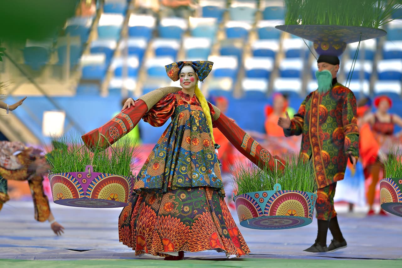 La vestimenta típica de las ciudades rusas también apareció en la inauguración para darle color.