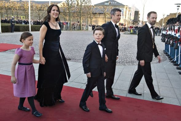En Dinamarca tampoco, pues la princesa Mary formó una gran familia con cuatro pequeños miembros de la realeza.