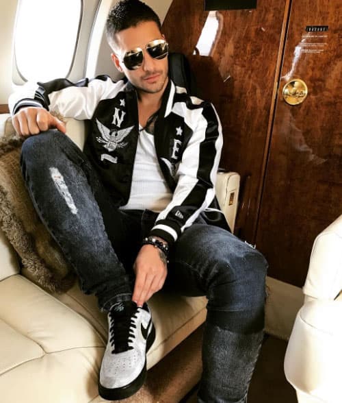 "Claro, a mí me encantan los cambios. Yo soy fanático del cambio y de la evolución, para mi eso siempre ha representado mi carrera musical. En lo personal, la forma de vestirme y hacer música, todo ha sido una evolución constante", declaró al programa 'Lo sé todo'.