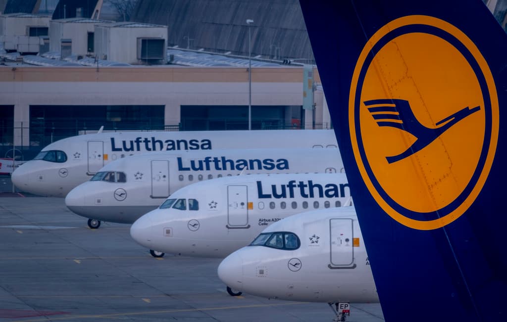 Aviones de Lufthansa aparcado en el aeropuerto de Frankfurt, Alemania.