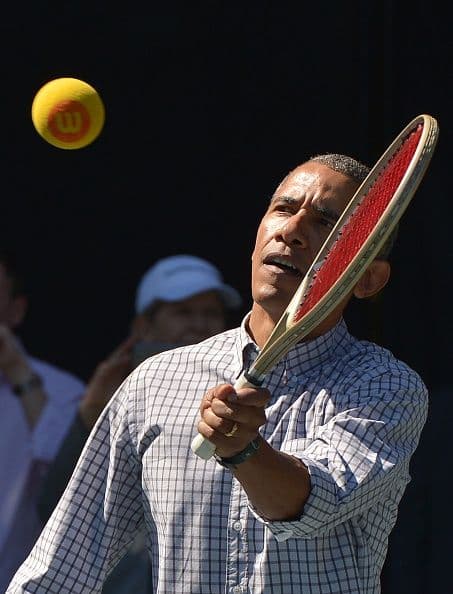 El mandatario, además del baloncesto, también intentó con el tenis, donde hizo varios intentos de dominar la raqueta.