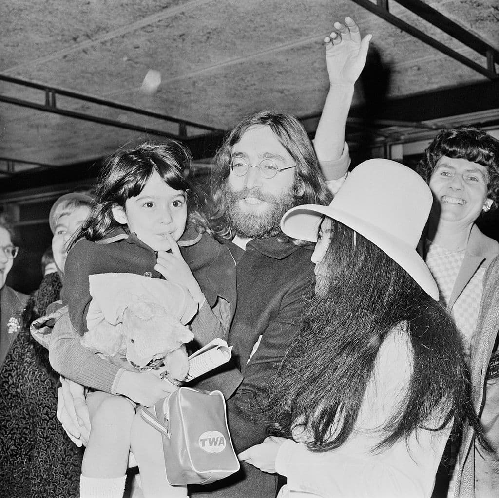 Tras una larga jornada en un juzgado español,
<b>John Lennon y Yoko Ono</b> tuvieron que devolverle a
<b>Kyoko</b> a su padre y él a cambio retiró todos los cargos en contra del ex Beatles y su esposa.