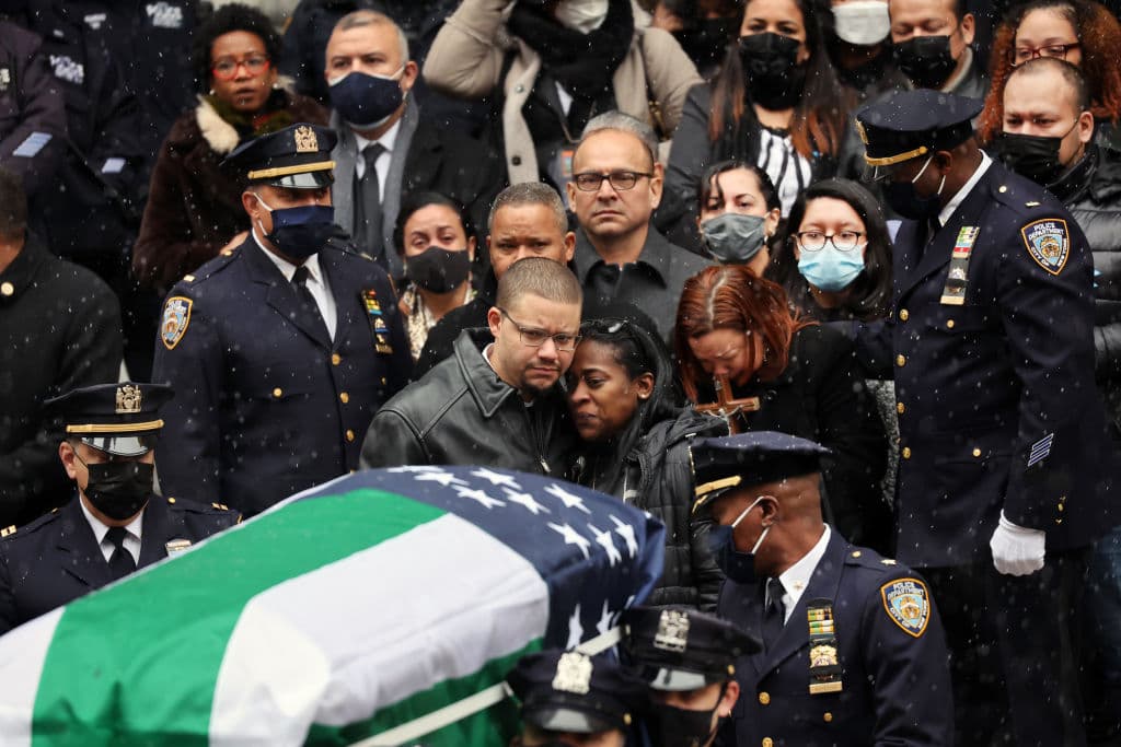 Este viernes, en la Catedral de St. Patrick, familiares, oficiales, amigos se dieron cita para rendirle el último tributo al joven policía Jason Rivera, 
<a href="https://www.univision.com/local/nueva-york-wxtv/oficial-de-nypd-asesinado-en-tiroteo-era-hispano" target="_blank">quien fue asesinado el viernes en un tiroteo en Harlem. </a>