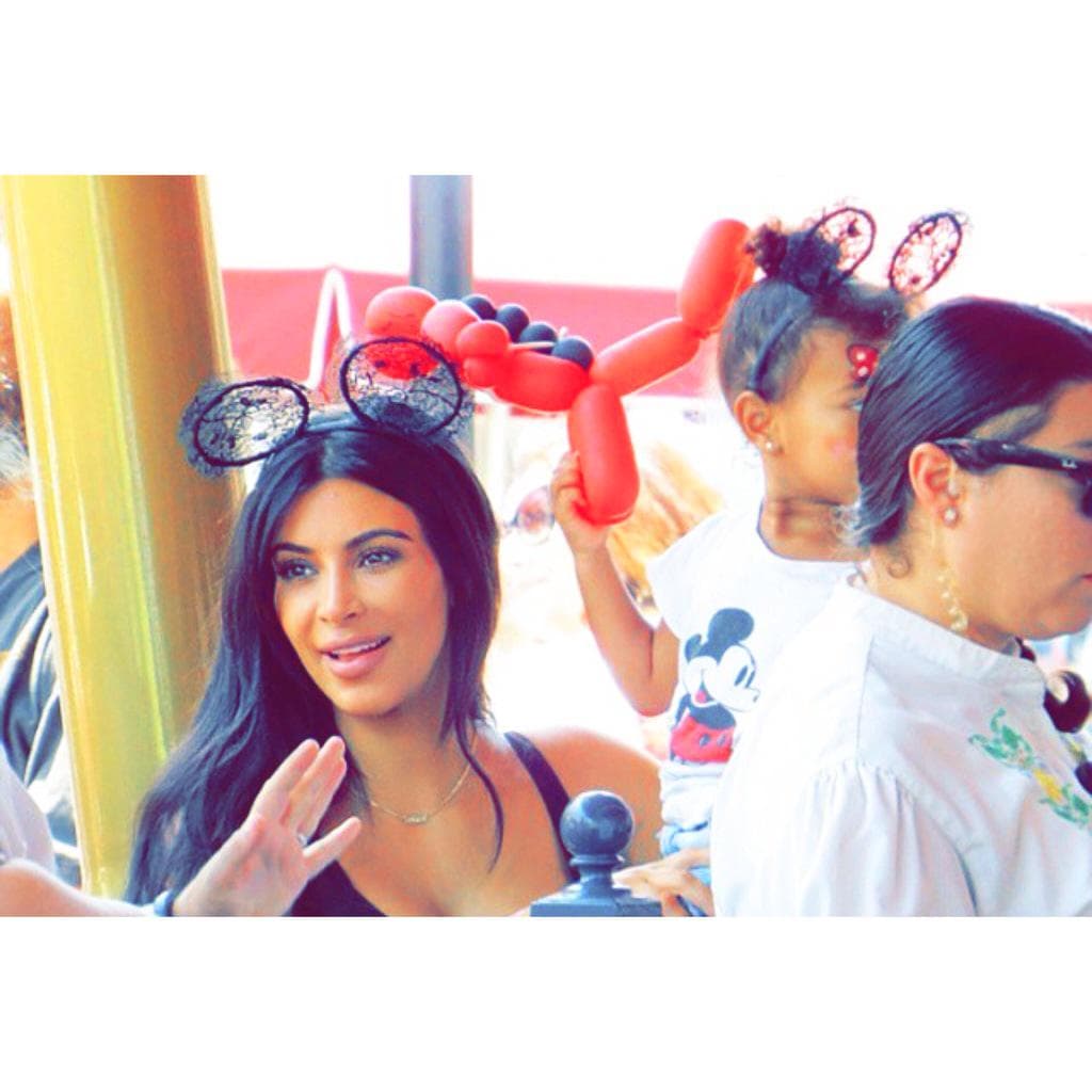 Nori y mami compartieron un look muy juguetón al usar orejitas de Micky.