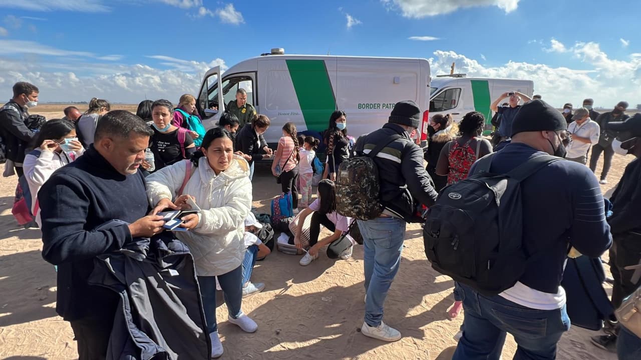 Cambio en la frontera: inmigrantes no huyen de la Patrulla Fronteriza sino que ruegan para que los recoja