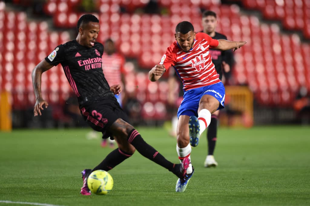 El Real Madid muestra su poderío y con los goles de Luka Modric, Rodrygo, Ávaro Odriozola y Karim Benzema, el Real Madrid golea 1-4 al Granada y aprietan al Atlético de Madrid en la pelea por el título de La Liga.
