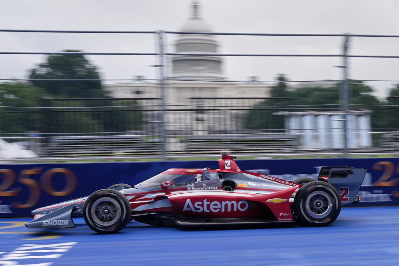 El piloto de carreras Josef Newgarden aparece en una imagen mientras los demás pilotos realizan vueltas de práctica antes del Gran Premio Freedom 250 que se celebrará el domingo en Washington, el sábado 22 de agosto de 2026.