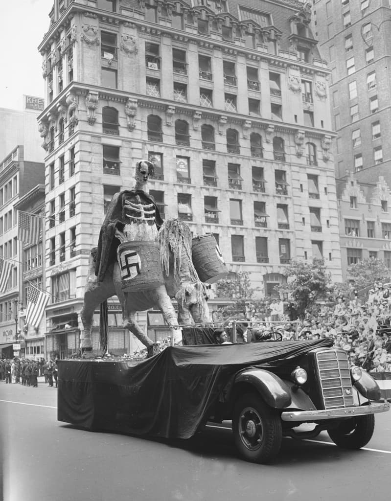 ARCHIVO - Una de las carrozas del desfile de guerra de Nueva York, que representa a Hitler con la vestimenta de la muerte, recorre la Quinta Avenida de Nueva York, el 13 de junio de 1942. (Foto AP, Archivo)