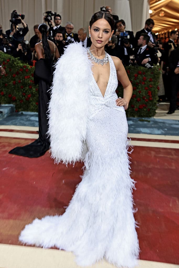 <b>Eiza Gonzalez </b>
<br>La mexicana suele ser una de las favoritas en alfombras rojas y su presencia en la Met Gala de 2022 (con la temática ‘In America: An Anthology of Fashion’) lo demostró al ostentar un vestido de Michael Kors junto a la joyería de Bvlgari.