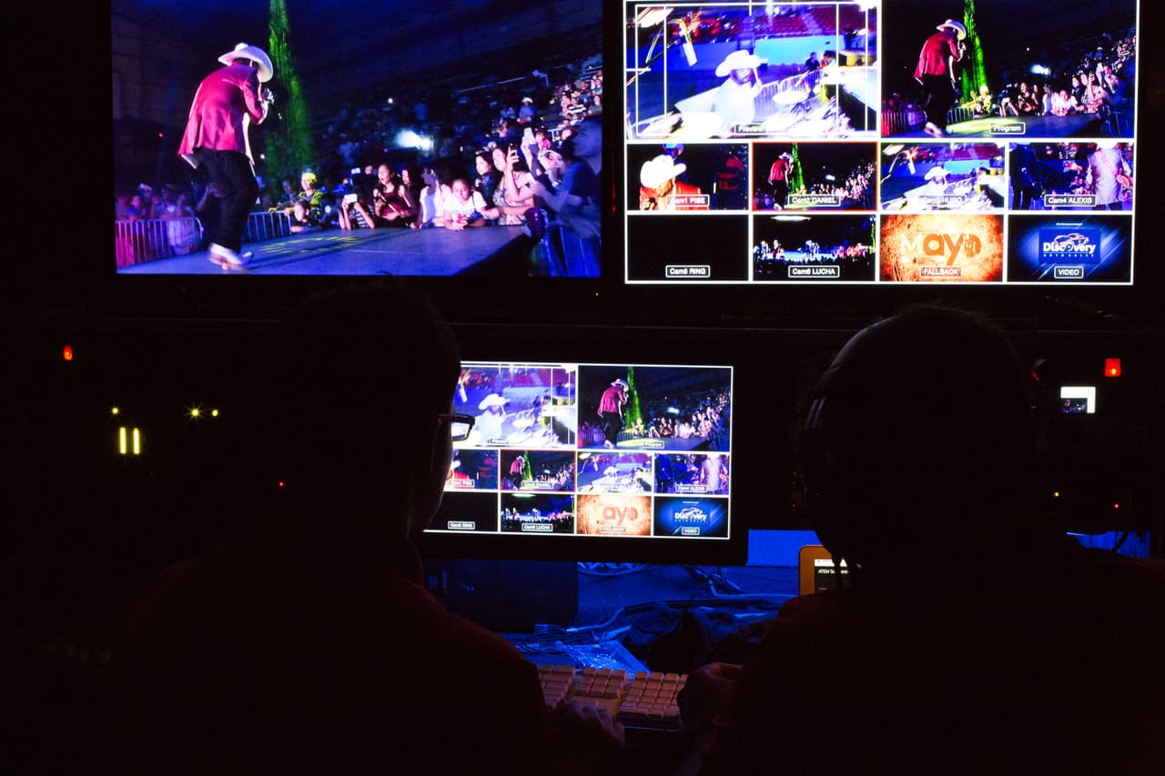 Decenas de asistentes disfrutaron del talento de artistas hispanos en el “Festival de Mayo” en la capital de Texas.