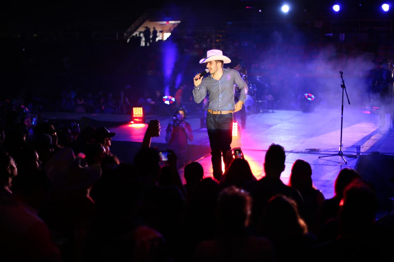 Decenas de asistentes disfrutaron del talento de artistas hispanos en el “Festival de Mayo” en la capital de Texas.