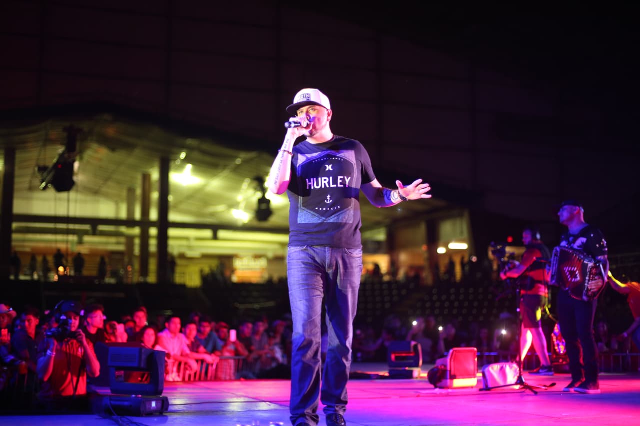 Decenas de asistentes disfrutaron del talento de artistas hispanos en el “Festival de Mayo” en la capital de Texas.