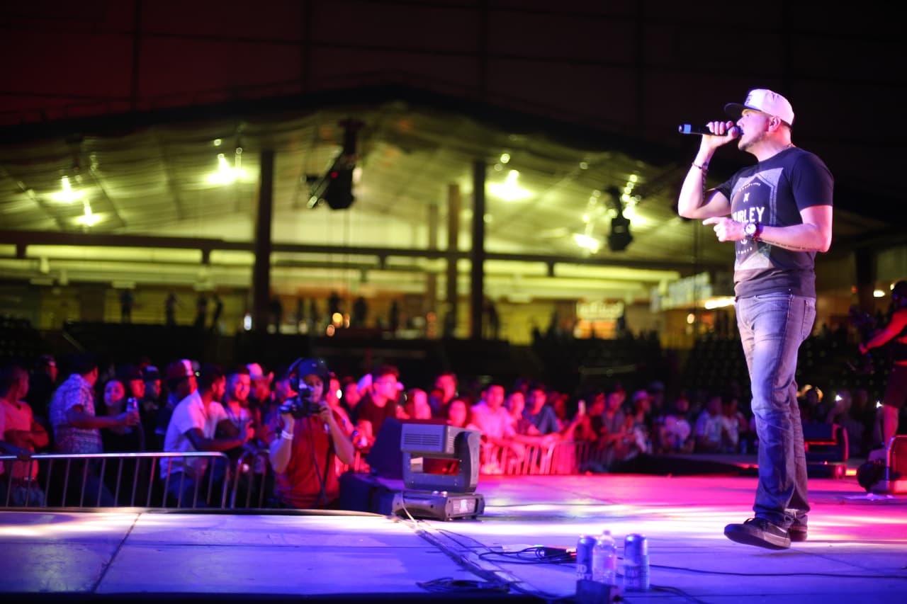 Decenas de asistentes disfrutaron del talento de artistas hispanos en el “Festival de Mayo” en la capital de Texas.