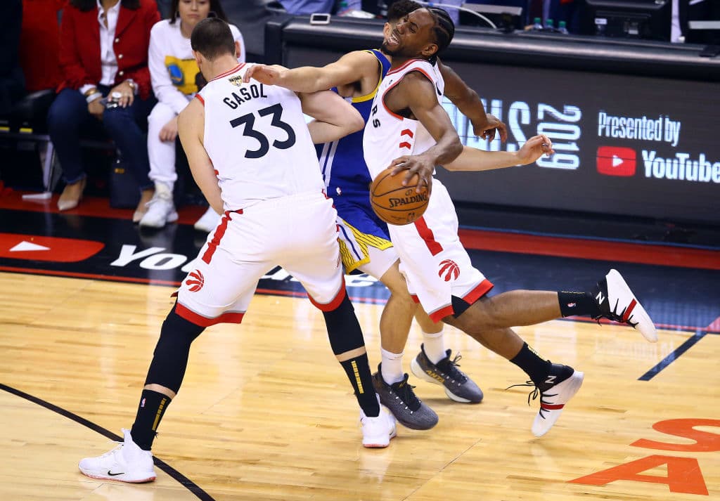 Desde luego que los Warriors querían mandarle un mensaje a Kawhi Leonard desde el inicio con una defensa dura, y de no cederle nada. Aquí se puede ver ese trabajo.