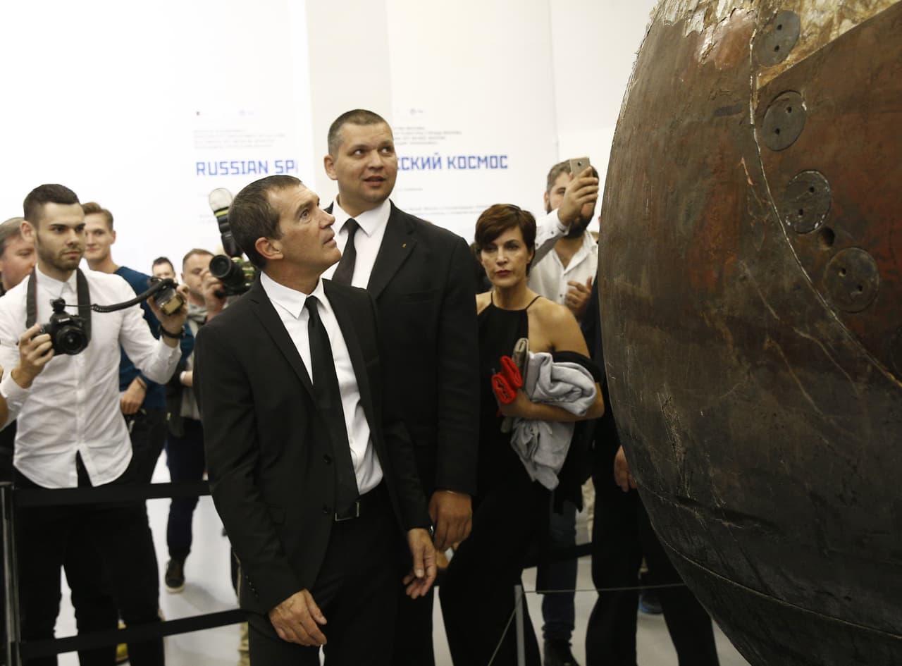 Antonio expresó sobre el tema de las fotos: "Revelan la magia que rodea a cada mujer y la hace única e irresistible".